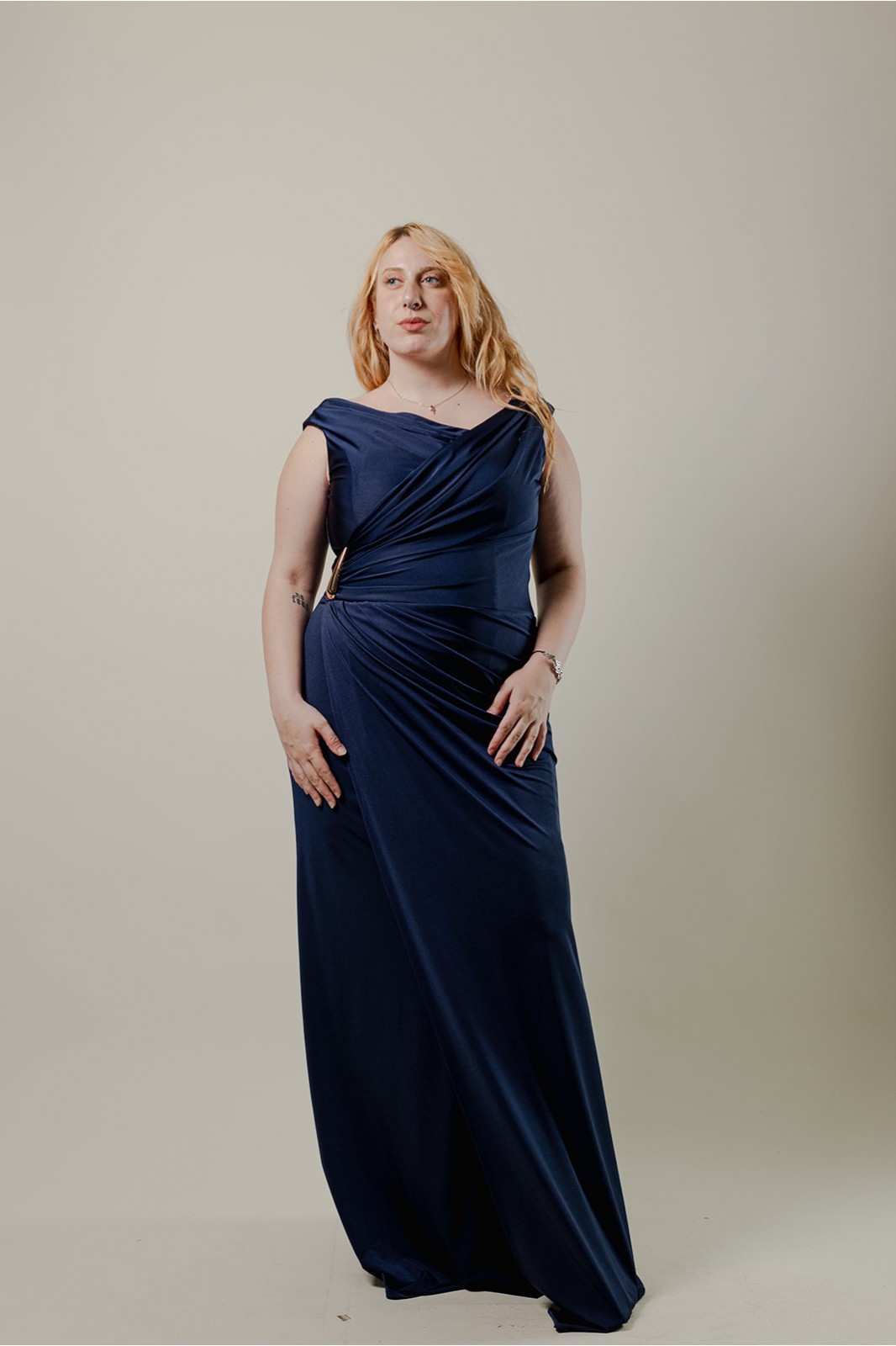 PLUS SIZE ΦΟΡΕΜΑ ΜΕ ΜΕΤΑΛΛΙΚΗ ΛΕΠΤΟΜΕΡΕΙΑ