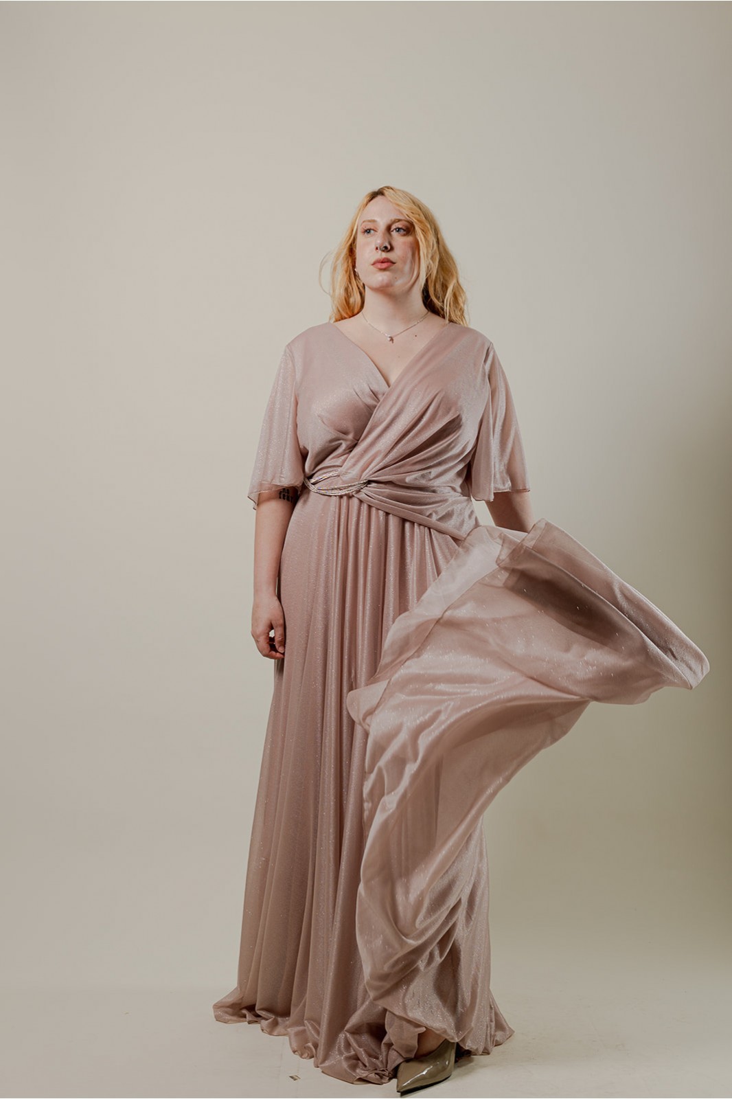 PLUS SIZE ΦΟΡΕΜΑ ΜΕ ΛΕΠΤΟΜΕΡΕΙΑ